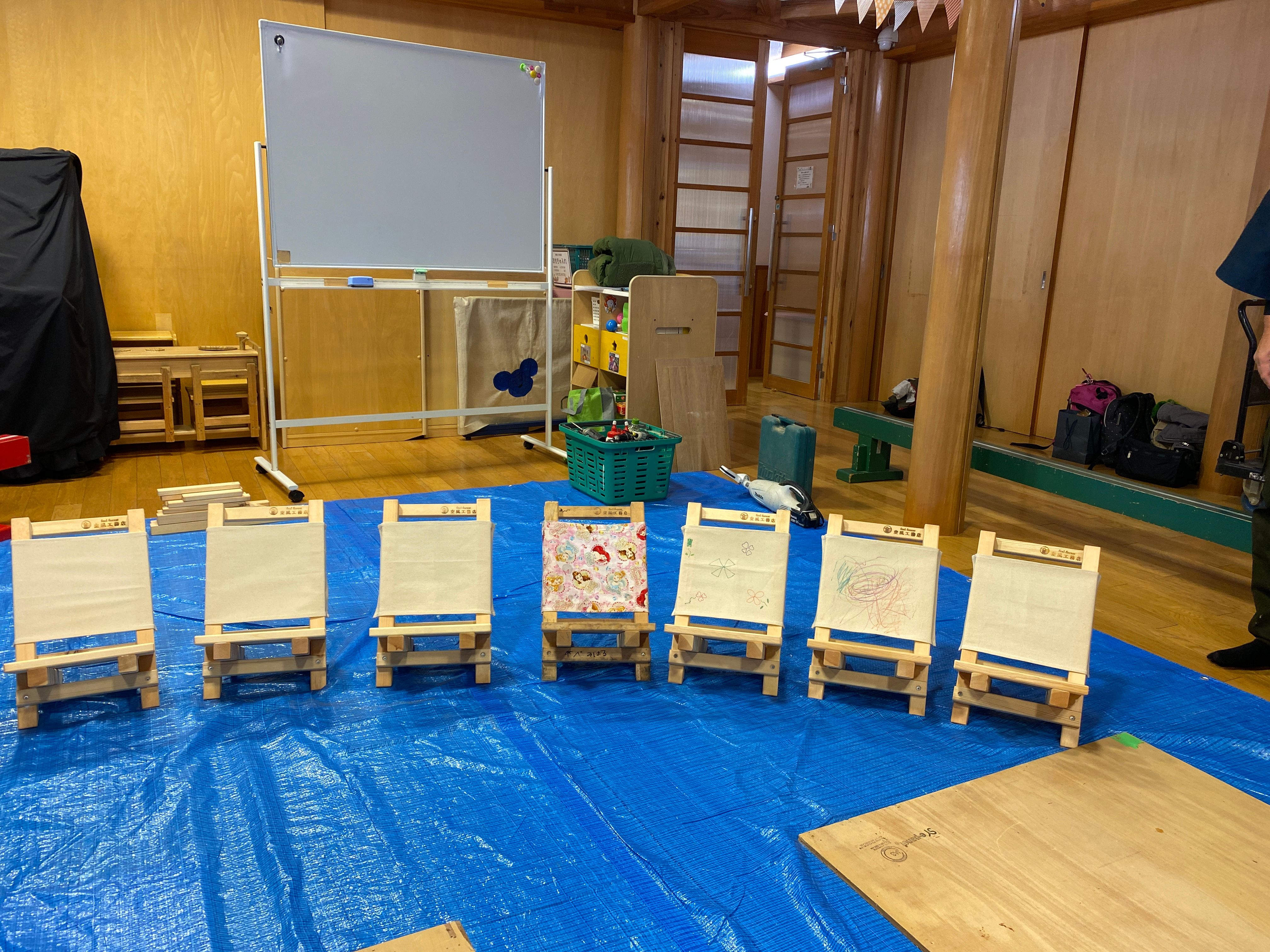 木工教室で子どもたちがつくった折りたたみ椅子が並んでいるところ
