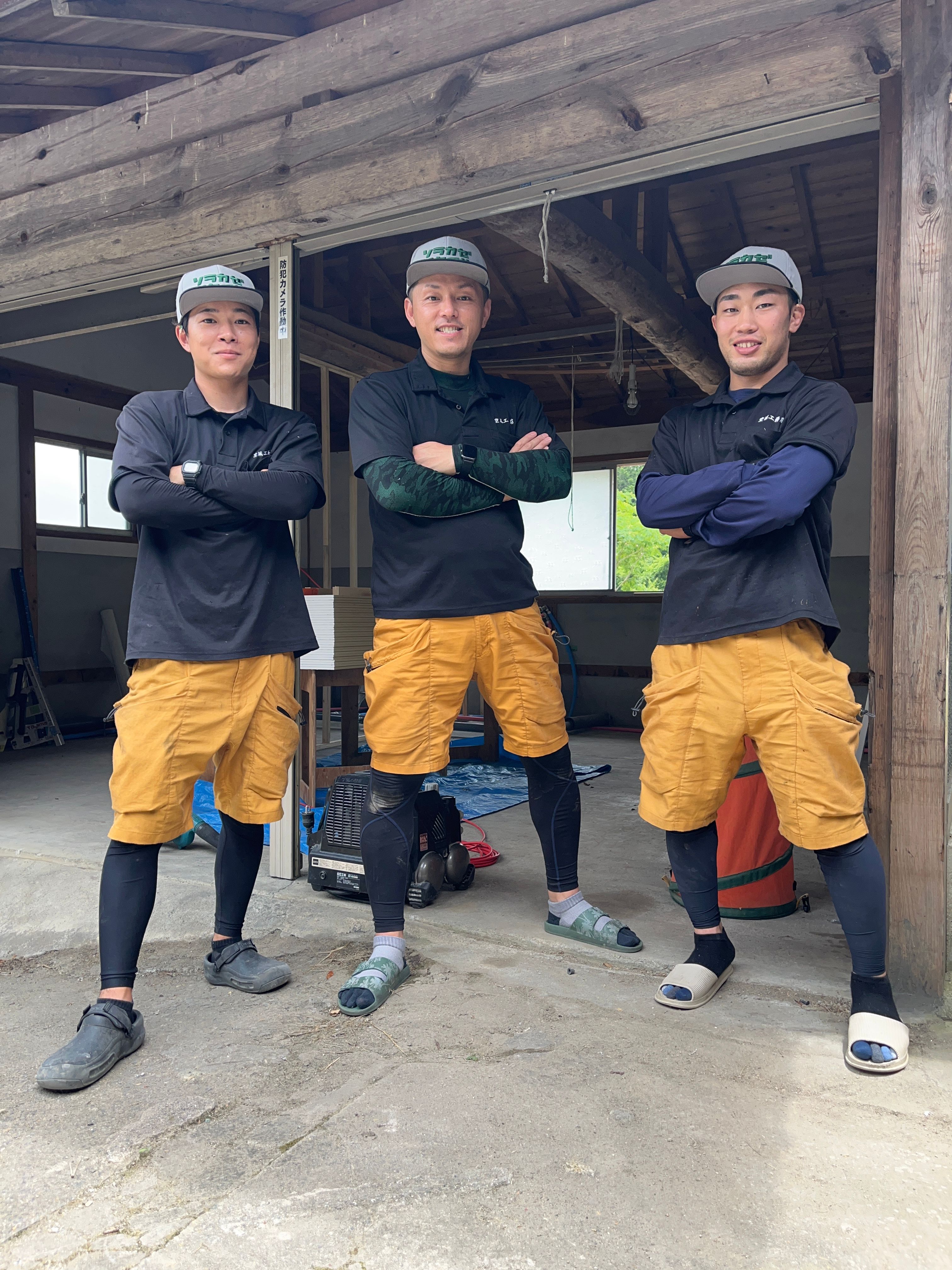 作業着で並んで立つ空風工務店の大工たち
