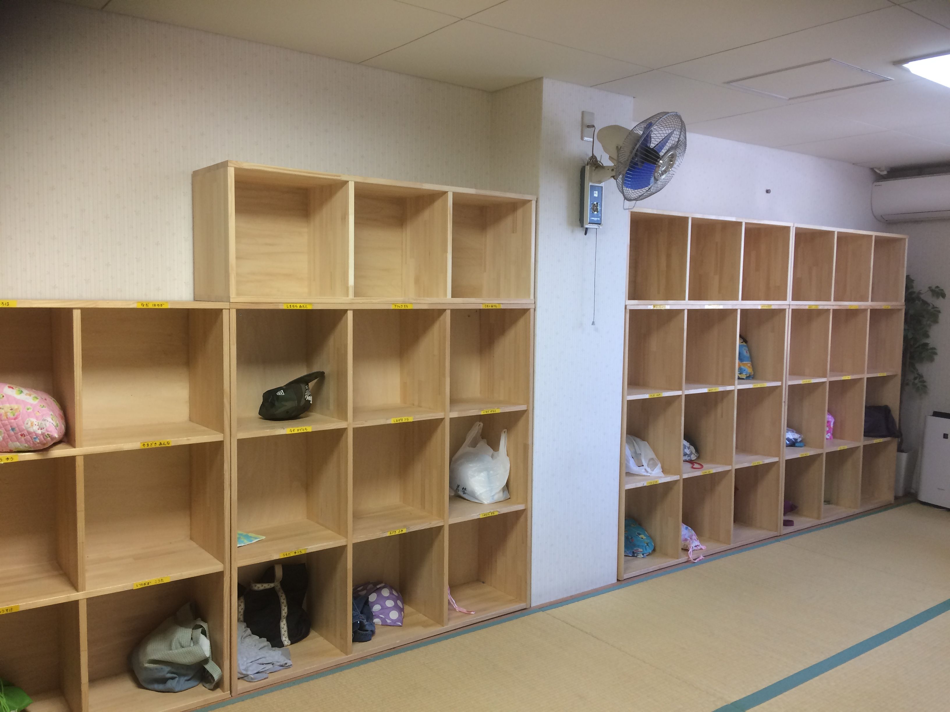 学童保育施設の壁に合わせてつくったランドセル収納棚